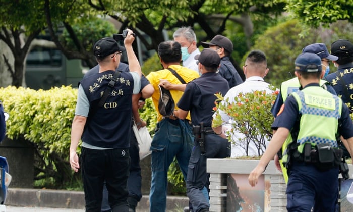 A protester (C in yellow) was stopped by Taiwanese security personnel outside the presidential office as a meeting between Pelosi and Tsai took place.