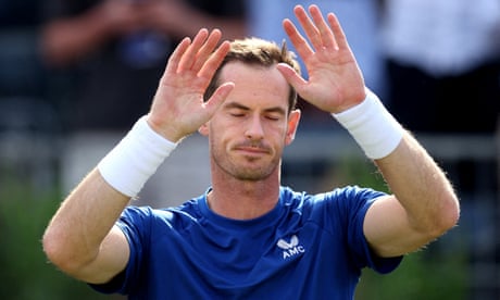 Andy Murray waves to the Queen's Club crowd.