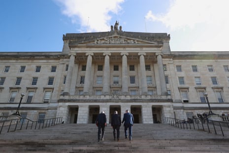 Hilary Benn, Keir Starmer e Edwin Poots, presidente da assembleia da Irlanda do Norte, sobem as escadas do edifício do Parlamento, em Stormont, hoje.