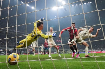 Olivier Giroud scores Milan’s second goal in the 3-1 defeat of Roma