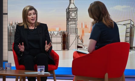 La líder de los Comunes, Penny Mordaunt, apareciendo en el programa BBC One el domingo con Laura Kuenssberg