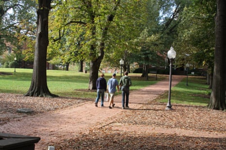 Campus universitario con moderni edifici accademici e raccolta fondi banners