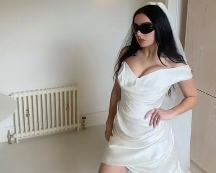 Charli XCX em um vestido de noiva em seu vídeo Tiktok.
