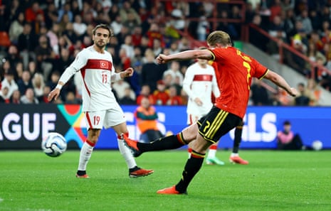 Kevin De Bruyne marca o seu segundo gol da noite, e o da Bélgica.