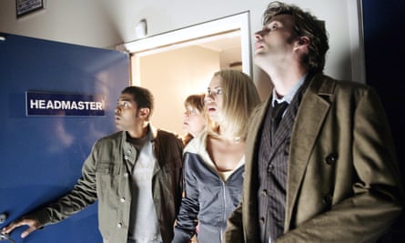 Noel Clarke, Elisabeth Sladen, Billie Piper and David Tennant in season 2 of Doctor Who, 2006.