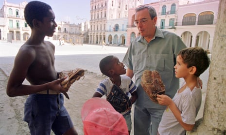 Eusebio Leal  Spengler talks to children in Old Havana.