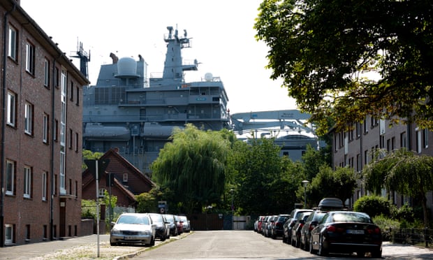 O navio de reabastecimento Berlin da Marinha Alemã é retratado em um bairro urbano em Wilhelmshaven.