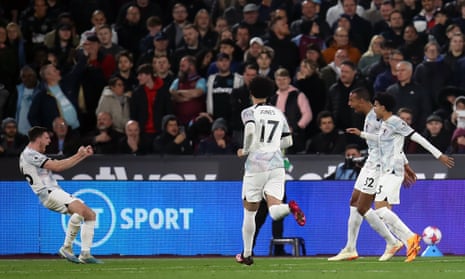 Joel Matip dari Liverpool (kanan kedua) merayakan gol kedua timnya dalam pertandingan di West Ham.