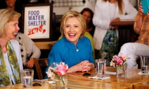 انها لا تحتاج للفوز في ولاية كاليفورنيا يخوض الانتخابات. ولكن الخسارة سوف تبدو سيئة للغاية، وهي تتجه إلى الانتخابات العامة ضد المرشح الجمهوري دونالد ترامب.