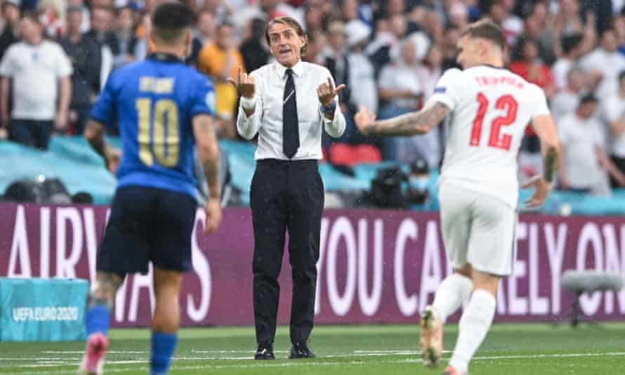 El técnico italiano Roberto Mancini ha hecho un cambio drástico y ha demostrado que es posible inculcar algo cercano a la cohesión del club incluso a nivel nacional.