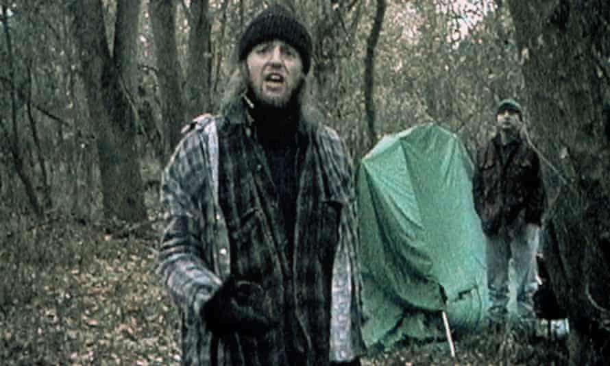 جوشوا ليونارد ومايكل ويليامز في The Blair Witch Project عندما يحل الليل.