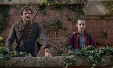 Apesar dos horrores, ainda resta inocência no mundo… Joel e Ellie (Pedro Pascal e Bella Ramsey).