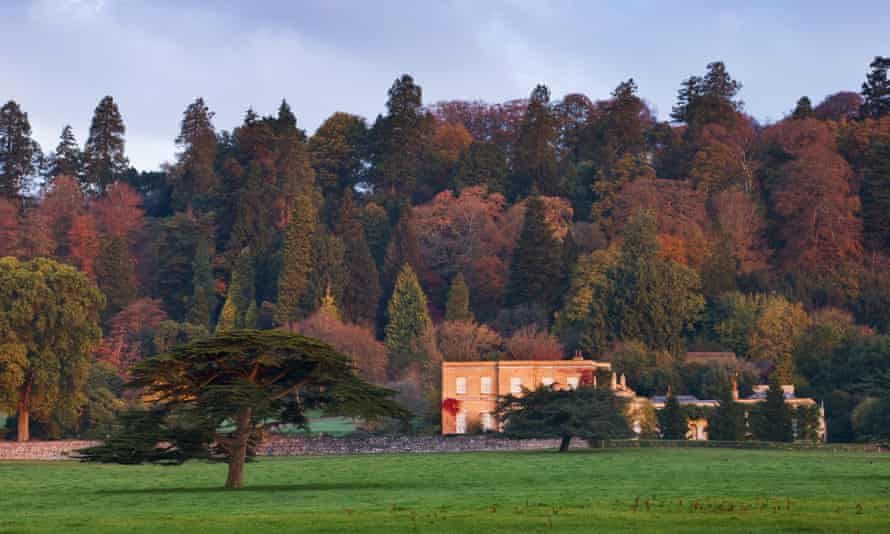 Jardines ondulantes alrededor de la elegante casa en Killerton, Devon.