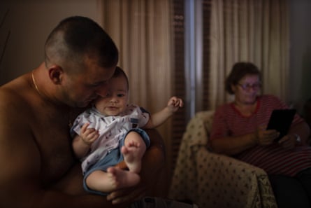 Ο Κώστας παίζει με το μωρό του ενώ η μητέρα του Γεωργία χαλαρώνει στον καναπέ