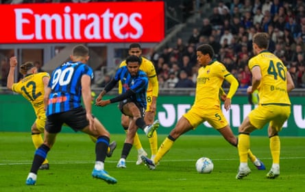 Éderson scores for Atalanta in their 3-2 win over Milan.