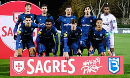 Farce as Belenenses start game with nine men – including two keepers