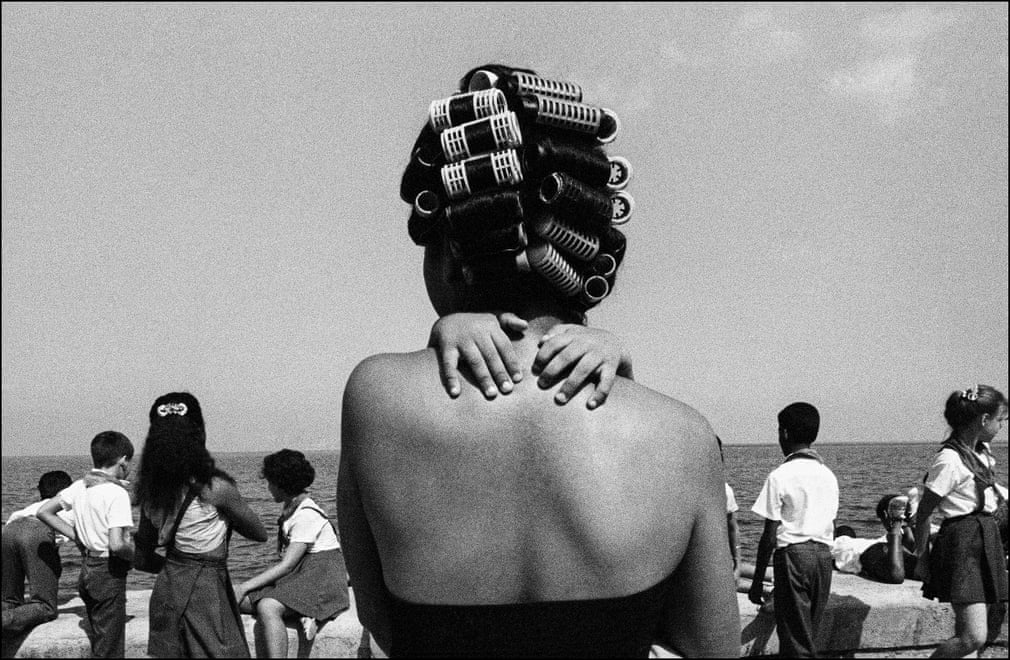 HAVANNA. Padura Fuentes schreibt: "Ein Charakterzug, der seine Berufung definiert und bestimmt haben könnte, ist seine Schüchternheit. Sie ist das Wesen seiner Person und macht es ihm schwer, sich mit der Welt auf die Art und Weise auseinanderzusetzen, wie es die meisten von uns tun, nämlich mit Worten. Aber die Welt war vor seinen Augen, und Cañibano begann, mit seiner Kamera auszudrücken, was diese Welt in ihm auslöste, um seine Sensibilität sichtbar zu machen und seine Umgebung zu umarmen". | Bildquelle: The Guardian HAVANNA. Padura Fuentes schreibt: "Ein Charakterzug, der seine Berufung definiert und bestimmt haben könnte, ist seine Schüchternheit. Sie ist das Wesen seiner Person und macht es ihm schwer, sich mit der Welt auf die Art und Weise auseinanderzusetzen, wie es die meisten von uns tun, nämlich mit Worten. Aber die Welt war vor seinen Augen, und Cañibano begann, mit seiner Kamera auszudrücken, was diese Welt in ihm auslöste, um seine Sensibilität sichtbar zu machen und seine Umgebung zu umarmen". | Bildquelle: The Guardian | Bilder sind in der Regel urheberrechtlich geschützt