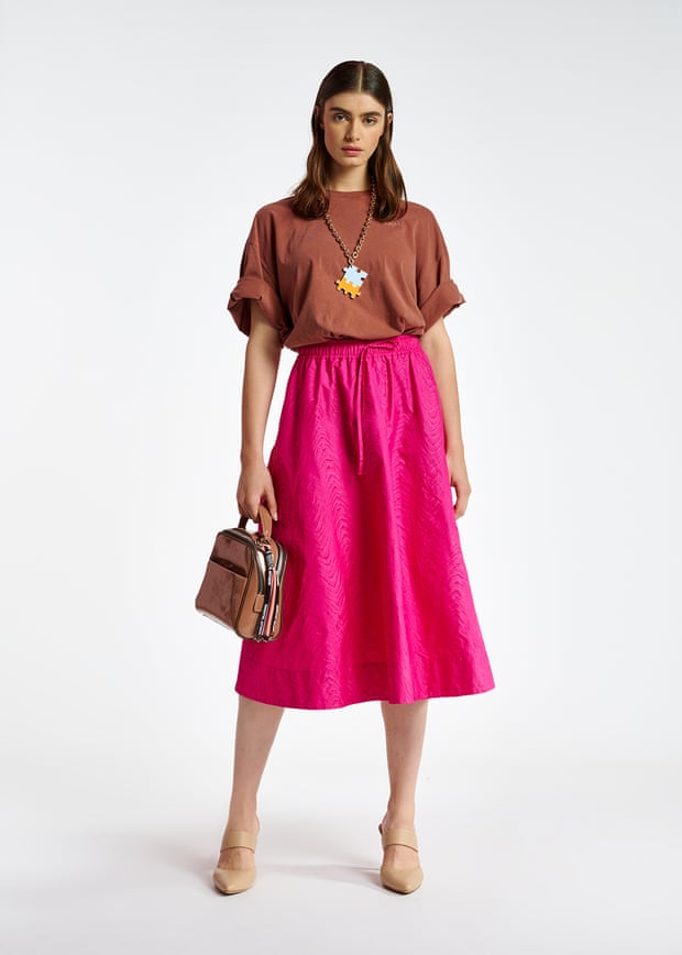 Model wearing spring 2022’s most stylish colour, Essentiel Antwerp hot pink skirt with t-shirt