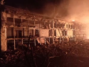 Las instalaciones de un complejo que prepara gas natural para el transporte arden después de un incendio después de un bombardeo nocturno, mientras continúa la ofensiva de Rusia en Ucrania, en el pueblo de Helzonivka en la región de Kharkiv de Ucrania, en esta foto publicada el 13 de marzo de 2022.