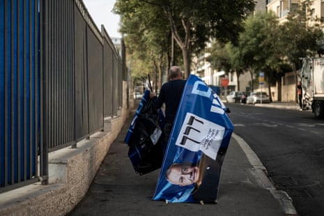 Ένας υποστηρικτής του κόμματος Yashar, με επικεφαλής τον Gadi Eisenkot, οργανώνει εκλογικά πανό έξω από ένα εκλογικό κέντρο στην Ιερουσαλήμ.
