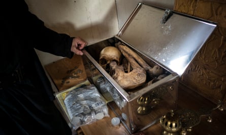 Bones belonging to the monk who previously lived at that cell is kept in a silver box. Even after death, the monk remains in the cell.