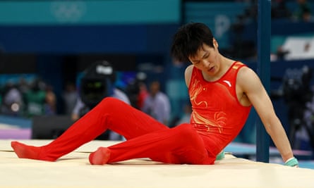 Su Weide falls on the horizontal bar for China