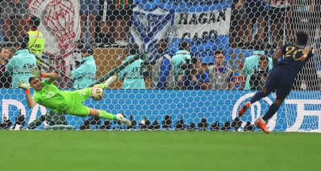 Emiliano Martinez saves!