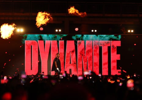 Daniel Dubois makes his way to the ring.