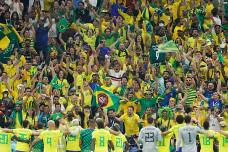 Los jugadores de Brasil celebran con sus aficionados tras el pitido final.