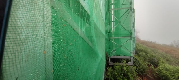 When the wind blows the mist through the mesh, water droplets are collected.
