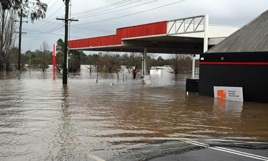 Une station-service inondée par les eaux de crue à Camden, dans le sud-ouest de Sydney, dimanche.
