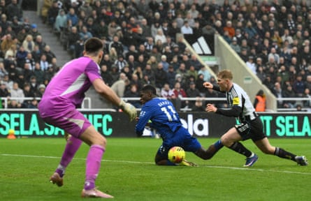 Thierno Barry scores for Everton against Newcastle.