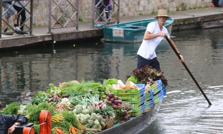 Market gardeners with Hortillonnages produce.