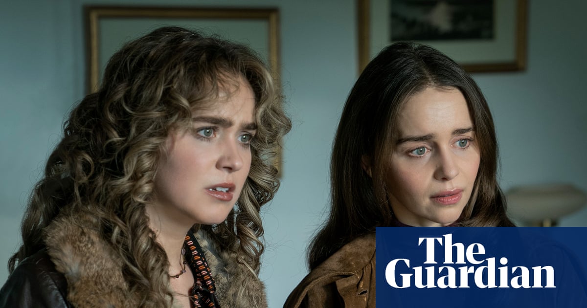 TV hoje à noite: o thriller estiloso e divertido da Guerra Fria de Emilia Clarke