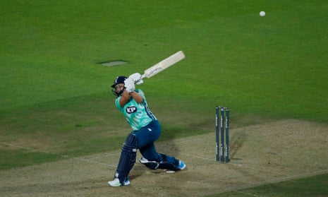 Oval Invincibles’ Dane van Niekerk hits the winning runs.