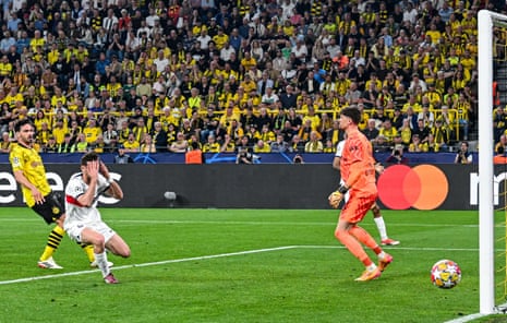 Fabian Ruiz of Paris Saint Germain (second left) rues his miss at Borussia Dortmund.
