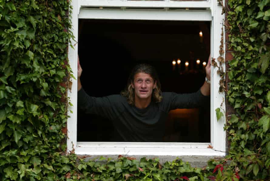 Die Football League-Spiele Sind Da! | Fußball 2 Tugay In Einem Fenster, Circa 2003.