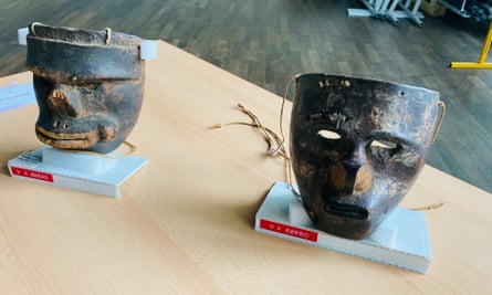 Zwou Holzmasken aus dem 15. Joerhonnert gemaach vun de Kogi Leit vun de Sierra Nevada de Santa Marta Bierger am Norde vu Kolumbien.