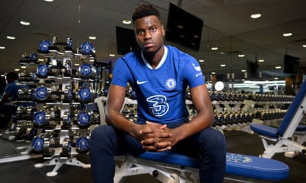 Benoît Badiashile sur le terrain d'entraînement de Chelsea après avoir signé depuis Monaco.