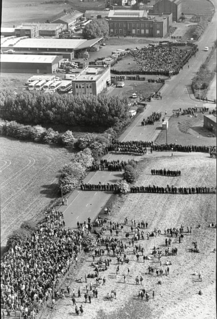 Aerial view of cordoned strikers about 100 metres apart