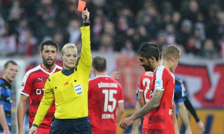 Steinhaus shows the red card to Fortuna Düsseldorf’s Kerem Demirbay