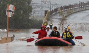Trabajadores de rescate en la prefectura de Nagano después de que el tifón Hagibis azotara Japón.