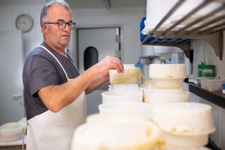 Le fermier Jean Lamblin fabriquant le fromage.