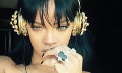Rihanna twitter pic - gold headphones