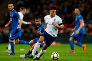 Oxlade-Chamberlain turns away from Insigne.