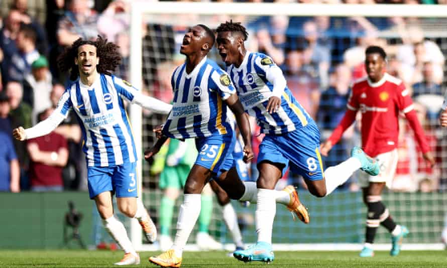 Moisésas Caicedo švenčia „Brighton“ įvartį prieš „Manchester United“.