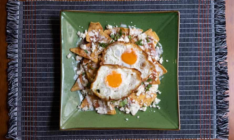 Rosa Cienfuegos chilaquiles: kukurūzų traškučiai raudonoje salsoje su grietinėle, šviežiu queso ir keptu kiaušiniu.  Maisto stilius: Ann Ding.