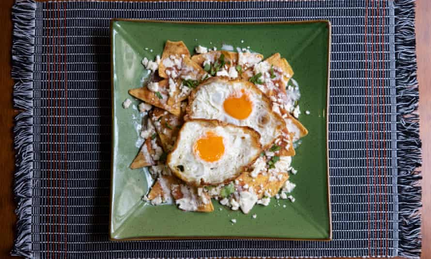 Rosa Cienfuegos chilaquiles: kukurūzų traškučiai raudonoje salsoje su grietinėle, šviežiu queso ir keptu kiaušiniu. Maisto stilius: Ann Ding.