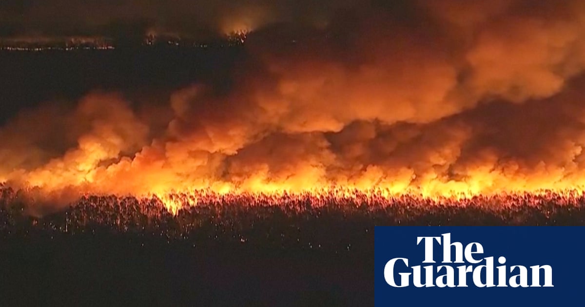 New Jersey wildfire forces thousands of people to evacuate their homes – video