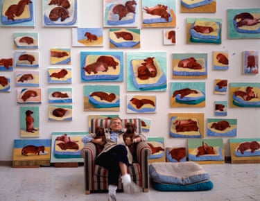 Hockney and his dachshunds Stanley and Boodgie in Los Angeles, 1995 Hockney adored his dachshunds Stanley and Boodgie. The playful pups appear in hundreds of pictures across a range of mediums, with Hockney’s loving depictions revealing their personalities. Although the subject may feel light-hearted, Hockney still used these works to explore perspective, colour and compsition.